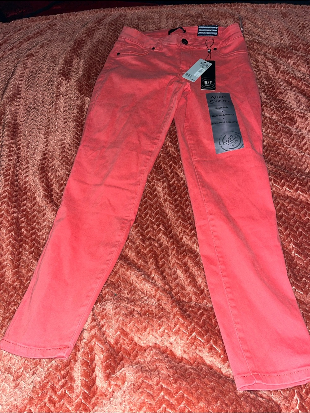 1822 Denim Women’s Skinny Jeans in Coral Pink. Size 6